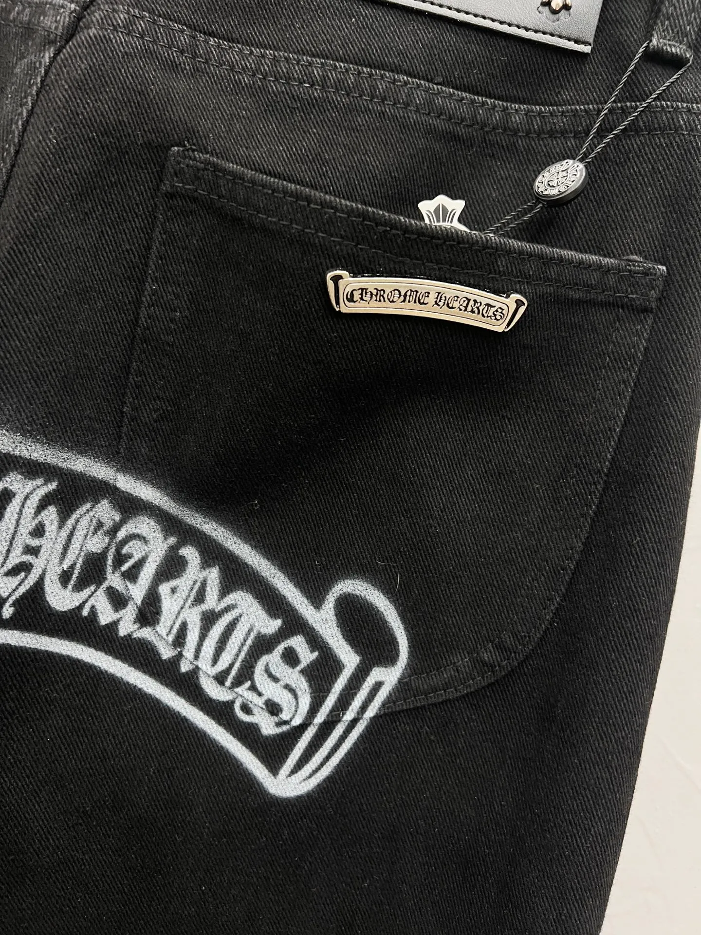 P240 Style number: [M1800] Chrome hearts & Chrome hearts 25ss black and white leather cross patch jeans CH Chrome hearts double knee cross patch leather bo1 version straight work pants B136 Chrome hearts Sanskrit overalls Price 24W level, patched cross flower embellishment, high waist washed jeans! ! Absolutely high-end luxury products, 1.9W level god-level single products, super popular products, made by top heavy industry, not to be missed. About Zangyin, this is an extremely luxurious fashion brand, which can also be called the nobles of the high street. It has always been an exclusive brand of some hipsters or rich second generation. Compared with ordinary high streets, it is more luxurious and noble. Compared with luxury brands, it has a more fashionable personality and has always been a brand that I have a special liking for. Imported yarn is custom-woven into a high-density twill canvas. While ensuring a crisp silhouette, the fabric feels very delicate. It follows the B01 classic silhouette. The upper body is crisp and stylish. The ready-made garments are stone-ground and fermented and can be matched with any style. Buttons and zinc-drawn washables are genuine YKK retro metal products. Double-layered canvas on the front. Perfect details. All hardware is perfect. Size: 28-30-32-34-36 Color: Black